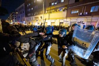 manifestazione anarchici roma Un gruppo di una decina di persone tra i manifestanti partecipano al corteo a Roma, in solidarietà all'anarchico Alfredo Cospito, lancia bottiglie e fumogeni contro un cordone delle forze dell'ordine, Roma, 4 febbraio 2023. ANSA/ MASSIMO PERCOSSI