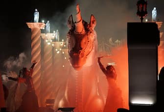 Una panoramica su l opening parade del carnevale veneziano, capitanata dalla grande testa dell Unicorno, lungo il Canal Grande, Venezia, 4 febbraio 2023. ANSA/ANDREA MEROLA