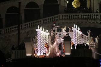 Una panoramica su l opening parade del carnevale veneziano, capitanata dalla grande testa dell Unicorno, lungo il Canal Grande, Venezia, 4 febbraio 2023. ANSA/ANDREA MEROLA