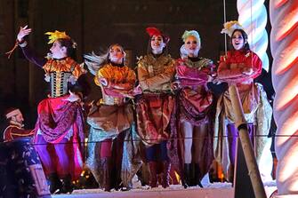 Una panoramica su lopening parade del carnevale veneziano, capitanata dalla grande testa dellUnicorno, lungo il Canal Grande, Venezia, 4 febbraio 2023. ANSA/ANDREA MEROLA