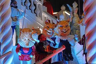 VENEZIA, AL VIA IL CARNEVALE DEI SEGNI Una panoramica su lopening parade del carnevale veneziano, capitanata dalla grande testa dellUnicorno, lungo il Canal Grande, Venezia, 4 febbraio 2023. ANSA/ANDREA MEROLA