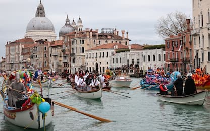 Carnevale Venezia 2023, le barche in corteo sul Canal Grande. FOTO
