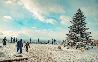 Maltempo Neve e Freddo al sud Maltempo Neve e Freddo al sud, abbondante nevicate a Taormina. Ondata di Gelo si è riversato in Sicilia (TAORMINA - 2017-01-07, Angela Platania) p.s. la foto e' utilizzabile nel rispetto del contesto in cui e' stata scattata, e senza intento diffamatorio del decoro delle persone rappresentate