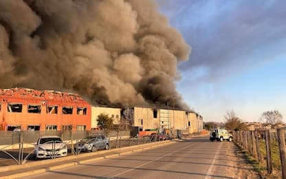 Incendio devasta salumificio nel veronese, uomo si getta da finestra