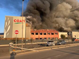Un vasto incendio sta interessando un'azienda alimentare, il Salumificio Coati, ad Arbizzano, nel territorio del comune di Negrar di Valpolicella, alle porte di Verona, 09 febbraio 2023. L'alta colonna di fumo che sale dal rogo è visibile da chilometri di distanza. Secondo quanto si è appreso, le fiamme sono divampate in un nuovo capannone dell'azienda. Sul posto sono presenti in forze i Vigili del fuoco, mentre alcuni stabili nelle vicinanze sono stati evacuati per precauzione. Anche le strade della zona sono state chiuse al traffico.
ANSA (NPK)