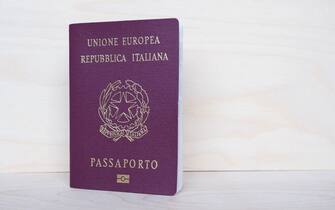Un passaporto italiano ROME, ITALY - CIRCA AUGUST 2020: Italian passport identity document with electronic chip from Italy, Europe