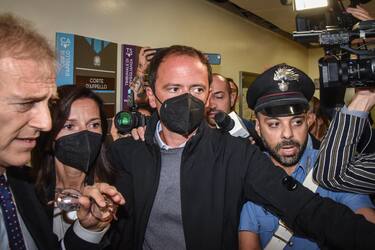 Alberto Genovese esce dallÂ?aula del tribunale con la sorella dopo la sentenza, Milano, 19 settembre 2022. L'ex imprenditore del web imputato
con l'accusa di aver violentato, dopo averle rese incoscienti
con mix di cocaina e ketamina, due modelle, e' stato condannato a 8 anni e 4 mesi. ANSA/MATTEO CORNER