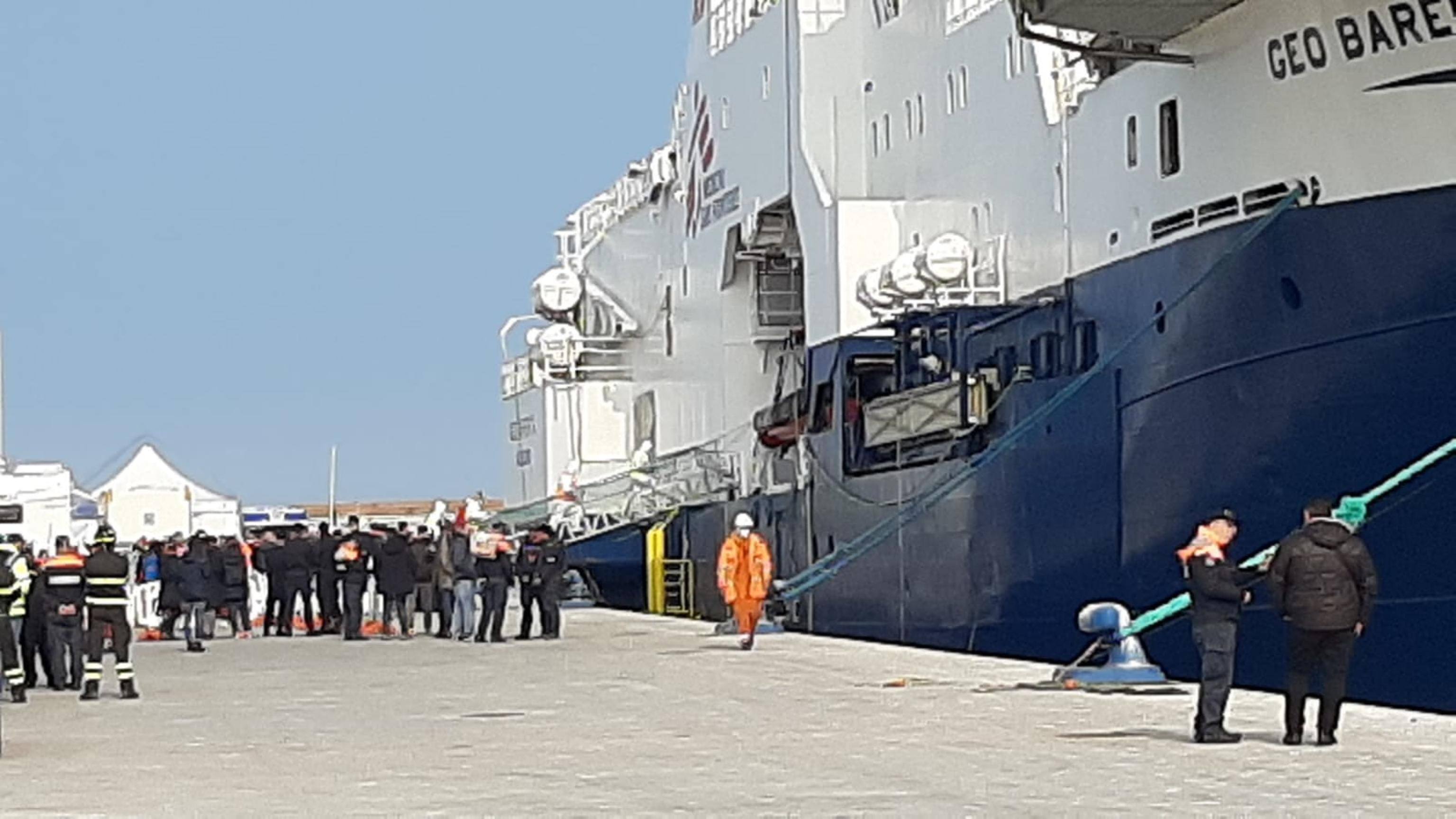 La nave soccorso di Medici Senza Frontiere "Geo Barents" nel porto di Ancona, 17 febbraio 2023. A bordo dell'imbarcazione 48 migranti salvati al largo delle coste libiche nei giorni scorsi, tra cui 9 minorenni. 
ANSA/ DANIELE CAROTTI
