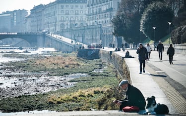 La portata del fiume Po è diminuita drasticamente per la siccità invernale formando isole e spiaggette all'altezza di piazza Vittorio Murazzi. Torino 10 febbraio 2023 ANSA/TINO ROMANO 