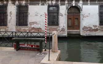 An empty gondola's dock. A Venice's view