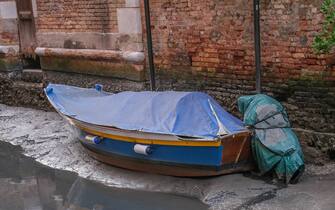 VENICE, ITALY - FEBRUARY 06: The low tide today in Venice has reached -62 centimeters above mean sea level, causing problems to the navigation on February 06, 2023 in Venice, Italy. In recent years Venice has experienced a series of exceptionally low tides that has seen many of its famous canals run dry. Climate change and subsidence are cited as two major factors in this phenomenon. (Photo by Stefano Mazzola/Getty Images)