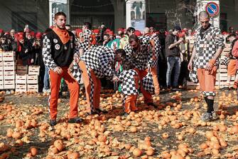 Le piazze e le strade completamente invase dalle arance del carnevale di Ivrea. La prima giornata della battaglia delle arance il 19 febbraio 2023 ANSA/JESSICA PASQUALON