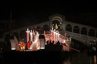 Una panoramica su l opening parade del carnevale veneziano, capitanata dalla grande testa dell Unicorno, lungo il Canal Grande, Venezia, 4 febbraio 2023. ANSA/ANDREA MEROLA