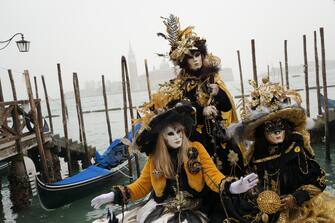 Characters in costume and mask on the pier of San Marco, on the occasion of the celebration of the Venetian carnival, Venice 18 February 2023. ANSA/ANDREA MEROLA