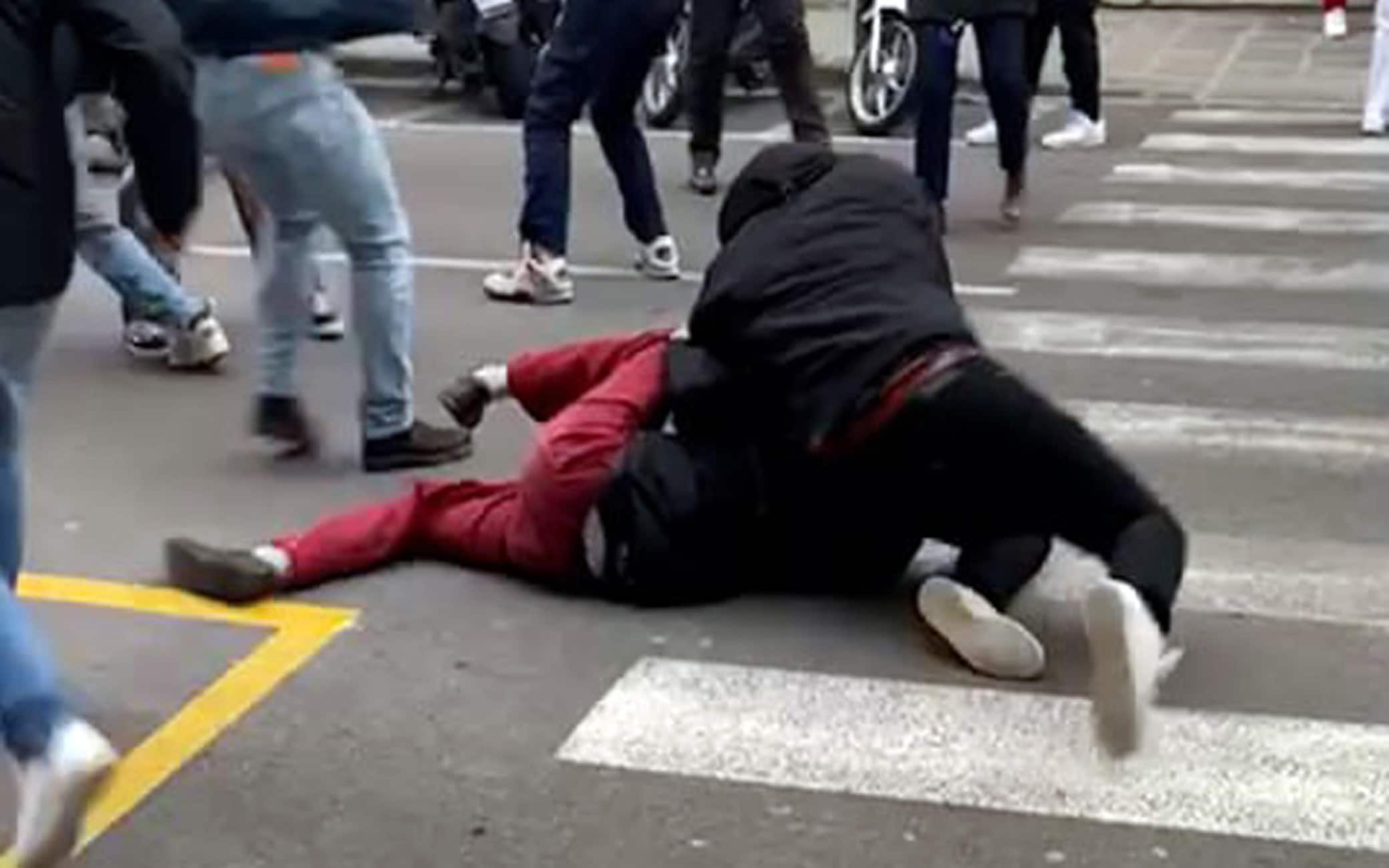 Un'immagine dell'aggressione: un ragazzo blocca a terra uno studente