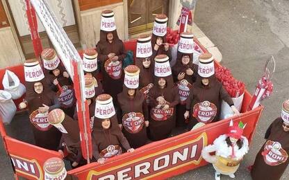 Carnevale Puglia, carro con persone vestite da cassa di birra Peroni