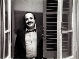 Roma, 1 Marzo 1977 - Maurizio Costanzo dietro la finesta durante la trasmissione 'Bonta' Loro'. ANSA ARCHIVIO/74112
