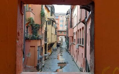 Bologna, divelta dai vandali la finestrella di via Piella