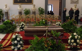 Camera ardente di Maurizio Costanzo allestita presso la Sala della Protomoteca in Campidoglio, Roma, 25 febbraio 2023. ANSA/FABIO CIMAGLIA