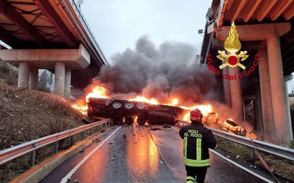 Incidente sull'A1, tir giù da un viadotto: morto l'autista