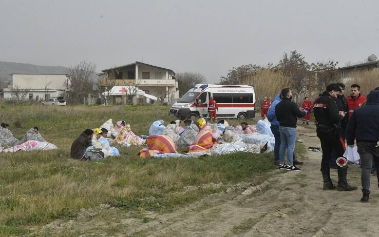 E' di 30 morti il bilancio, ancora provvisorio, dei morti durante uno sbarco di migranti a Cutro, nel Crotonese. Ai cadaveri trovati sulla spiaggia, in località "Steccato", si aggiungono, infatti, quelli trovati in mare che devono ancora essere recuperati, 26 febbraio 2023. Sul posto, insieme ai carabinieri ed alla polizia, ci sono la Guardia di finanza, la Guardia costiera ed i vigili del fuoco. ANSA/GIUSEPPE PIPITA