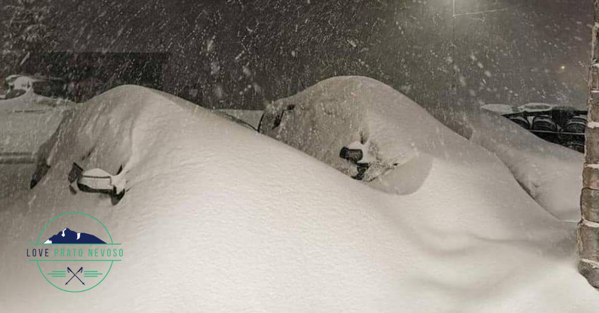 Le auto sommerse dalla neve a Prato Nevoso