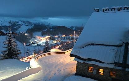 Cuneo, a Prato Nevoso macchine sommerse da oltre un metro di neve