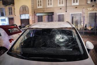 Grossi petardi e bombe carta sono stati lanciati dal corteo di anarchici in corso a Torino, 04 marzo 2023. Atti vandalici contro numerosi e edifici e negozi, chiusi per indicazione delle forze dell'ordine. Distrutto il lunotto di un'auto con un tombino in ghisa divelto.
ANSA/TINO ROMANO