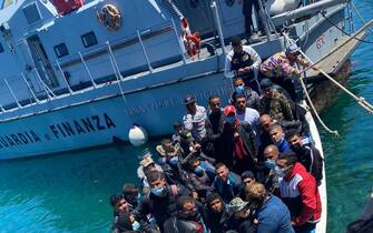 Altri due barconi - con a bordo rispettivamente 109 e 20 migranti - sono stati agganciati e scortati fino a molo Favarolo di Lampedusa (Ag). Ad intercettare a 6 miglia dalla costa l'imbarcazione di 20 metri, con a bordo
109 subsahariani, è stata la motovedetta Avallone della Guardia di finanza. Poco dopo, una motovedetta della Guardia costiera ha invece scortato un barchino di 6 metri, avvistato a 6 miglia, con a bordo 19 tunisini e un maliano. Salgono così a nove, in meno di 18 ore, gli sbarchi a Lampedusa per un totale di 1.191 migranti che sono stati trasferiti all'hotspot di contrada Imbriacola dove in questo momento si trovano 1.210 persone , 9 maggio 2021. ANSA/CONCETTA RIZZO