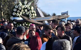 la croce realizzata con i resti del barcone la croce realizzata con i resti del barcone