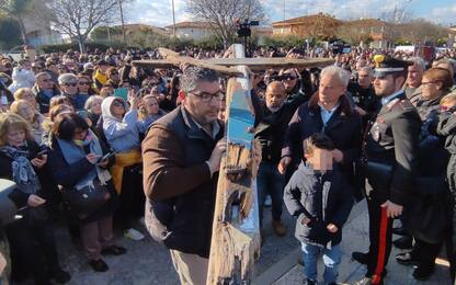 Naufragi, c’è chi aiuta i bambini a pagare i nostri debiti