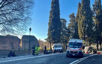Il luogo dove una donna è morta in un incidente stradale avvenuto poco prima delle 8 nel centro, in prossimità delle Terme di Caracalla a Roma, 4 marzo 2023.
ANSA/Paolo Rubino