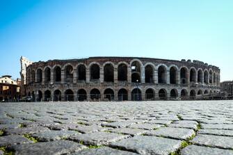 L Arena di Verona domina una Piazza Bra completamente vuota alle 11 del mattino, a seguito delle ordinanze per contenere il contagio del coronavirus (Covid-19). Verona, 24 marzo 2020
ANSA/CLAUDIO MARTINELLI
