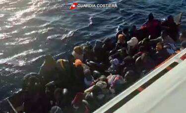 Una immagine del soccorso della Guardia costiera a Lampedusa, 8 marzo 2023. Un barchino di 7 metri Ã¨ naufragato in area Sar a largo di Lampedusa. A soccorrere 38 migranti, fra cui 11 donne e un minore, sono stati i militari della Capitaneria di porto e della Guardia di finanza. Non sono stati riferiti dispersi in mare. ANSA/ GUARDIA COSTIERA ++HO - NO SALES EDITORIAL USE ONLY++
