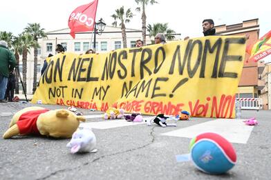 Migranti, protesta a Cutro durante il Consiglio dei ministri. FOTO