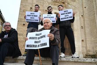 Citizens protest against the extraordinary Council of Ministers that is being held in the council chamber in relation to the shipwreck of Cutro, (Crotone, South Italy), 9 March 2023. In the disaster of 26 February, 72 migrants died. ANSA/CARMELO IMBESI