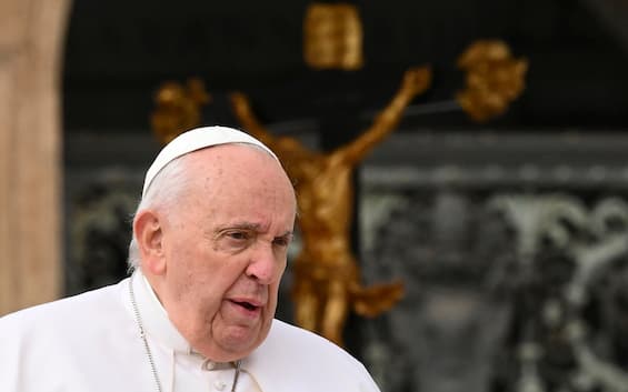 Papa Francesco in ospedale per "bronchite su base infettiva", condizioni migliorano