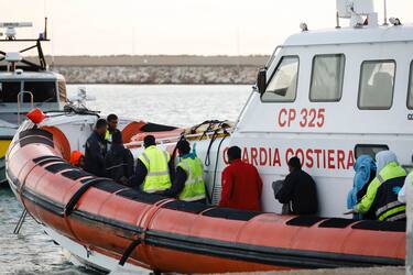 I 17 migranti sopravvissuti al naufragio del 12 marzo 2023 davanti alle coste libiche vengono accolti nel porto di Pozzallo. I naufraghi, tutti originari del Bangledesh, sono stati trasbordati sulle motovedette della Guardia Costiera dal mercantile "Froland", che li aveva soccorsi, Pozzallo 13 marzo 2023. ANSA/FRANCESCA RUTA