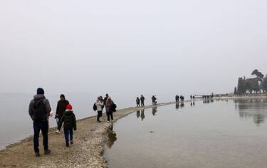 lÕ isola dei conigli che per causa della siccit  del lago di Garda si attraversa a piedi, Manerba (bs) 23 febbraio 2023 . Ansa Filippo Venezia