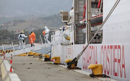Migranti, nave Diciotti a Reggio Calabria: 589 persone a bordo