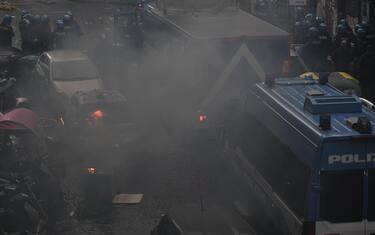 La macchina della Polizia incendiata in via Calata Trinità Maggiore dove si sono verificati scontri tra i tifosi dell'Eintracht, Napoli, 15 marzo 2023.
ANSA/CIRO FUSCO