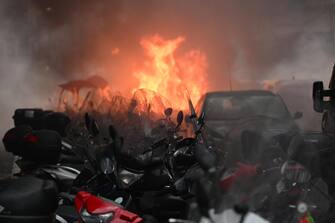 Police car set on fire during clashes with Eintracht Frankfurt's supporters in Naples, Italy, 15 March 2023. Napoli s and Eintracht Frankfurt will play the UEFA Champions League round of 16 second leg soccer match at the Diego Armando Maradona stadium in Naples.
ANSA/CIRO FUSCO