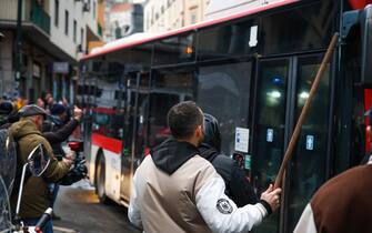 Napoli - Eintracht Francoforte scontri tra tifosi in piazza del Gesù incendiata auto della polizia, sassaiola contro i bus che portano via i tedeschi (Napoli - 2023-03-15, napolipress) p.s. la foto e' utilizzabile nel rispetto del contesto in cui e' stata scattata, e senza intento diffamatorio del decoro delle persone rappresentate