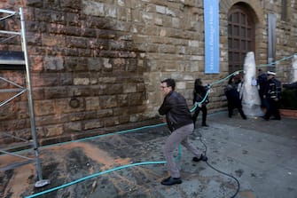 Il sindaco di Firenze Dario Nardella sale sull'impalcatura per pulire la facciata di Palazzo Vecchio imbrattata da alcuni ambientalisti con vernice arancione, Firenze, 17 marzo 2023. ANSA/CLAUDIO GIOVANNINI