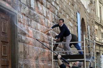 Il sindaco di Firenze Dario Nardella sale sull'impalcatura per pulire la facciata di Palazzo Vecchio imbrattata da alcuni ambientalisti con vernice arancione, Firenze, 17 marzo 2023. ANSA/CLAUDIO GIOVANNINI