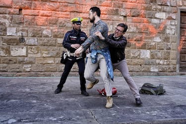 Il sindaco di Firenze Dario Nardella blocca uno degli attivisti ambientalisti che hanno imbrattato di vernice arancione la facciata di Palazzo Vecchio a Firenze, 17 marzo 2023. ANSA/ UFFICIO STAMPA COMUNE FIRENZE ++HO - NO SALES EDITORIAL USE ONLY++