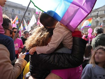 Figli coppie gay, a Milano protesta contro lo stop delle registrazioni