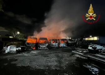 Ventidue pulmini adibiti al trasporto scolastico sono andati a fuoco a Roma, in via Ostiense. Sul posto sono intervenuti i vigili del fuoco con sei squadre.
ANSA/VIGILI DEL FUOCO
+++ ANSA PROVIDES ACCESS TO THIS HANDOUT PHOTO TO BE USED SOLELY TO ILLUSTRATE NEWS REPORTING OR COMMENTARY ON THE FACTS OR EVENTS DEPICTED IN THIS IMAGE; NO ARCHIVING; NO LICENSING +++ NPK +++