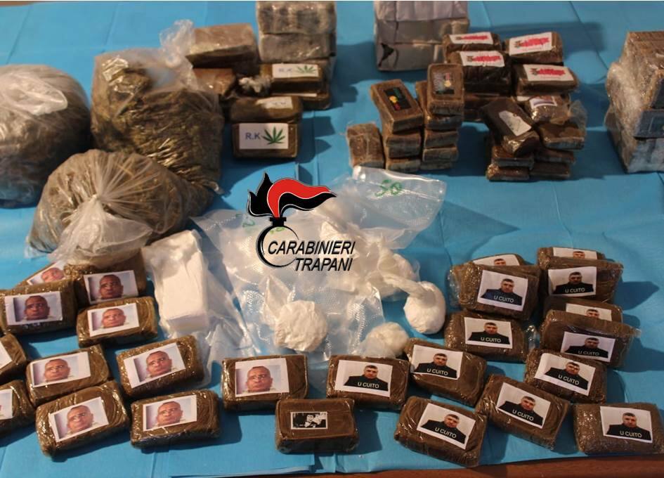 Droga con immagini di Denaro e Riina