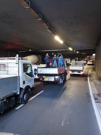 Gli edili del gruppo "Basta crediti incagliati" sfilano in corteo a Genova. Sono partiti da Staglieno e Campi. Sulle strade diverse centinaia di mezzi da lavoro e manifestanti a piedi, Genova 21 marzo 2023. ANSA/FABRIZIO CERIGNALE